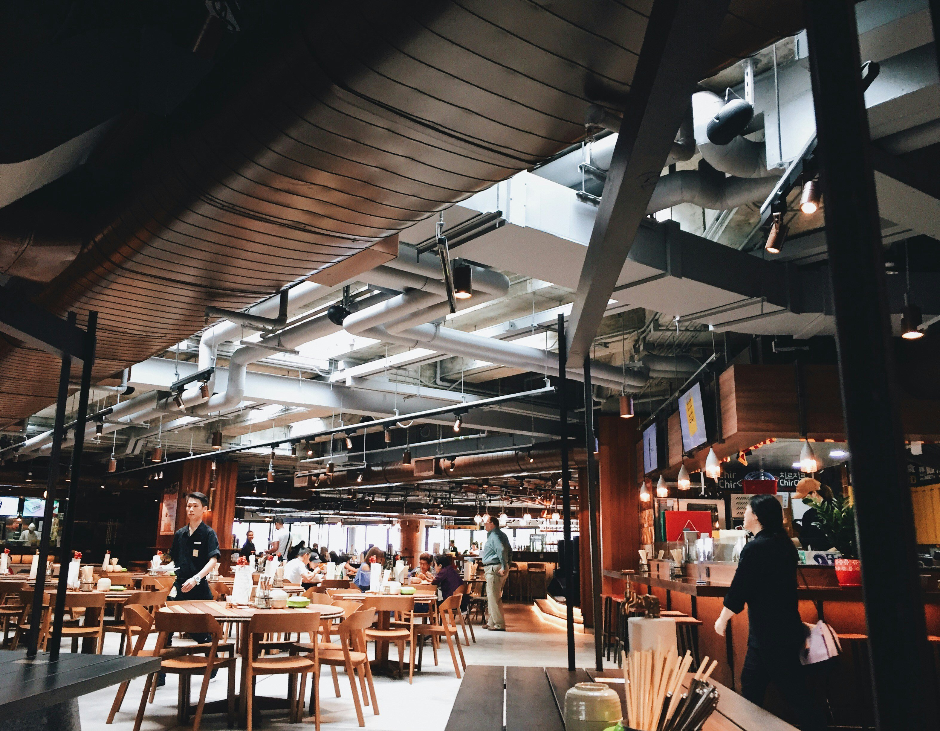 Ein heller, freundlicher Foodcourt mit vielen Mitarbeitern und Gästen